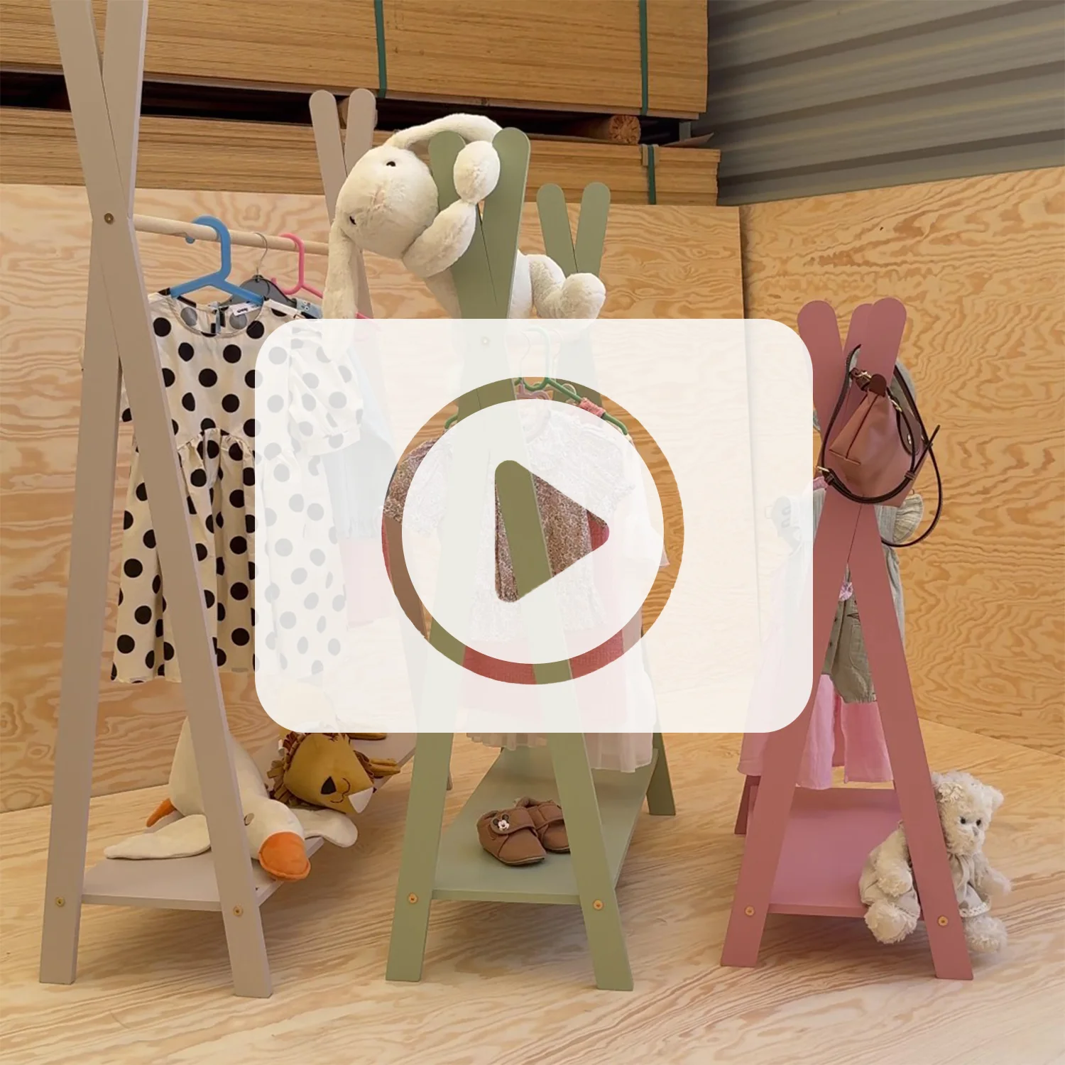 Ein Video, das das TIPI-Kinderbett mit Kleiderstange zeigt.