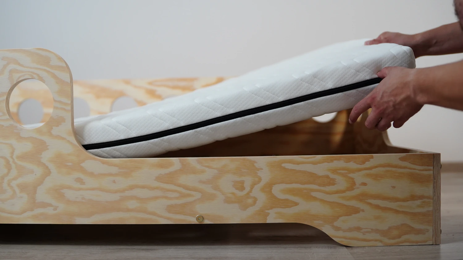 Set Schaumstoffmatratze 12 cm mit Bettlaken für Kinder mittlerer Härtegrad (H2)