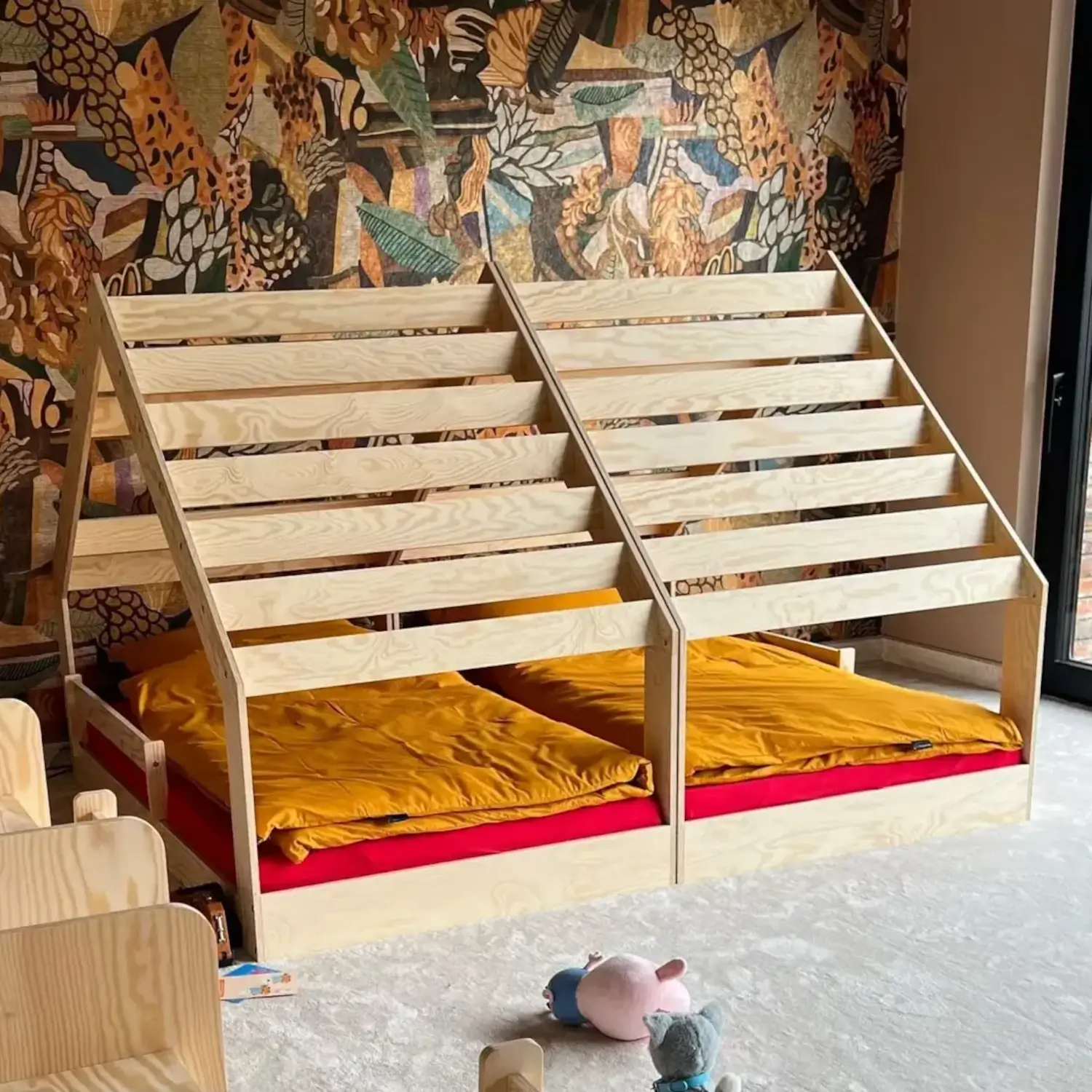 Hausbett für Kinder mit niedriger Konstruktion und Lattenrost MOON G Montessori Holz
