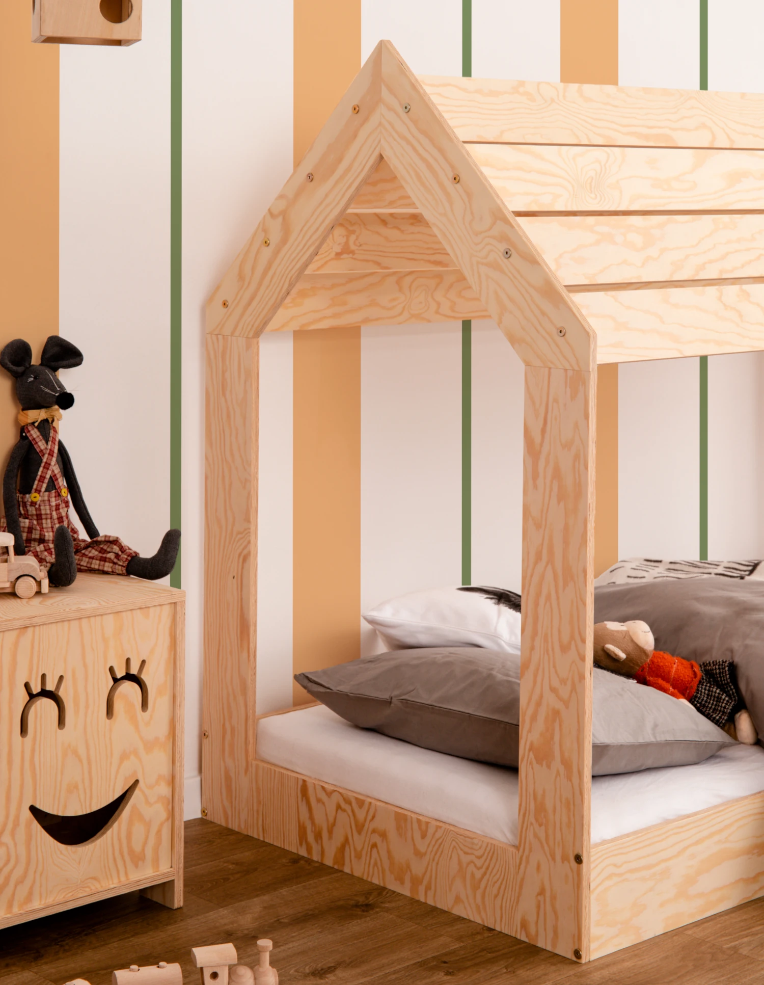 Hausbett für Kinder mit niedriger Konstruktion und Lattenrost MOON M Montessori Holz
