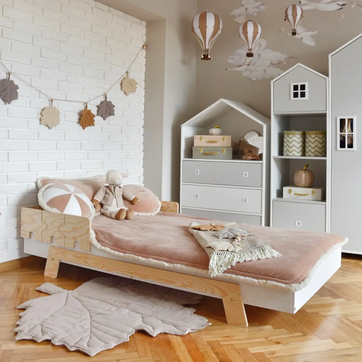 Einzelbett für Kinder mit Rausfallschutz und Lattenrost PUZZLE BR1 Montessori Holz