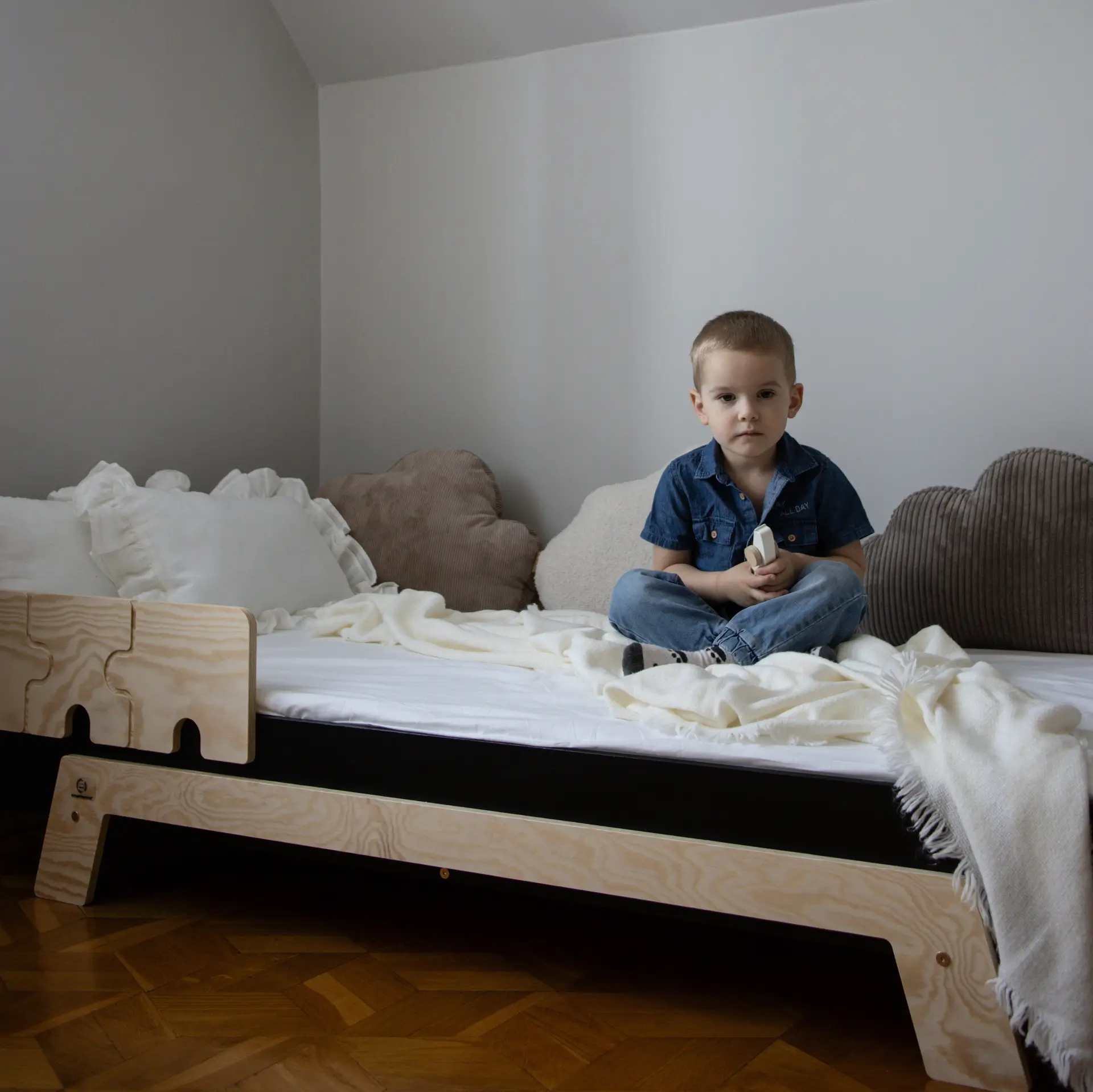 Einzelbett für Kinder mit Rausfallschutz und Lattenrost PUZZLE BR1 Montessori Holz Schwarz