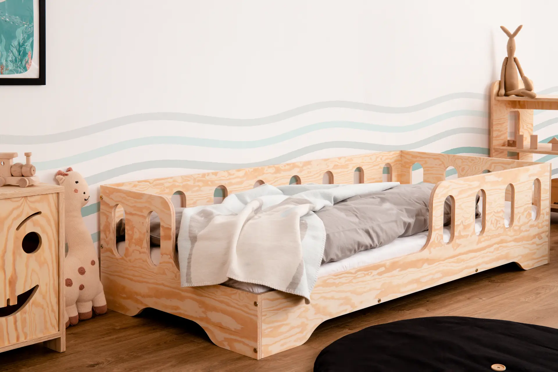 Einzelbett für Kinder mit Rausfallschutz und Lattenrost TILA 1 Montessori Holz