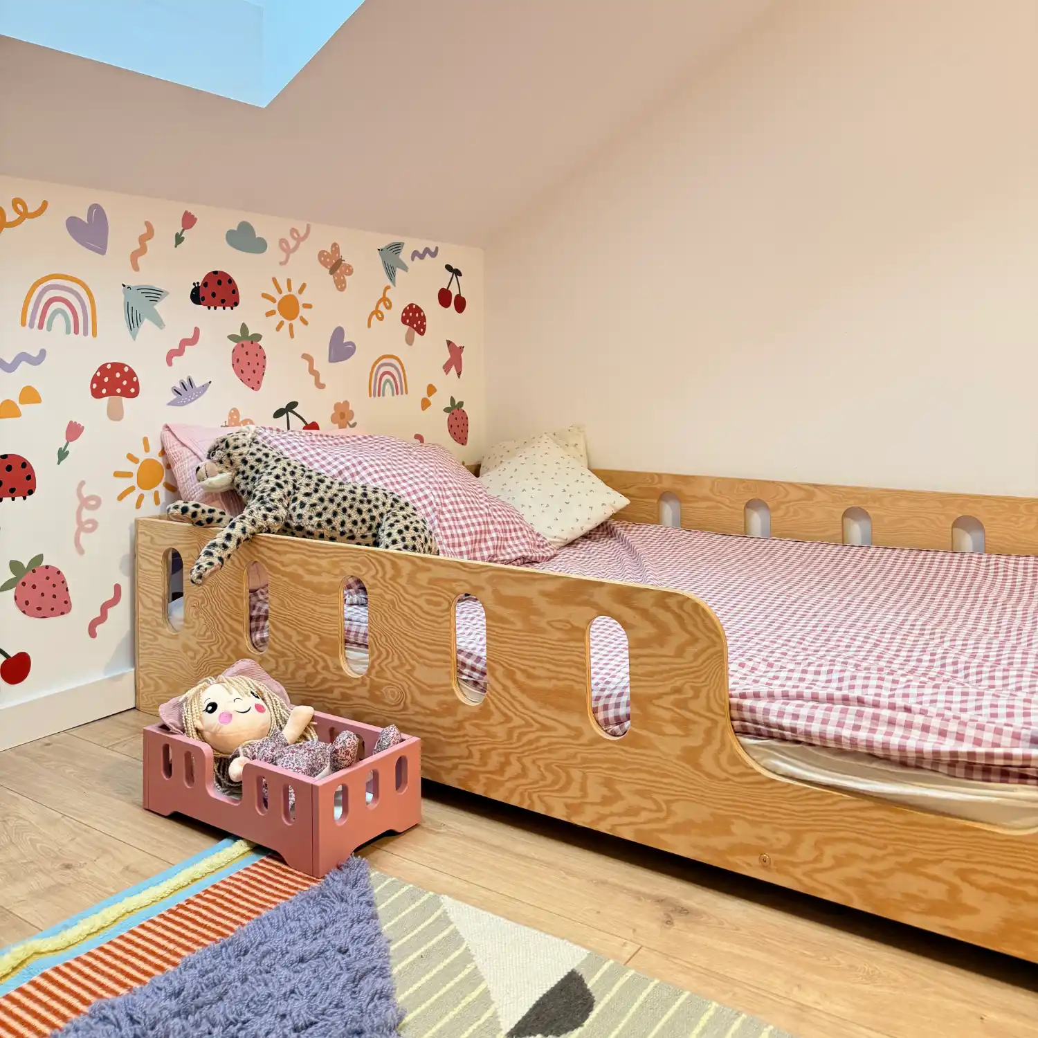 Einzelbett für Kinder mit Rausfallschutz und Lattenrost TILA 2 Montessori Holz