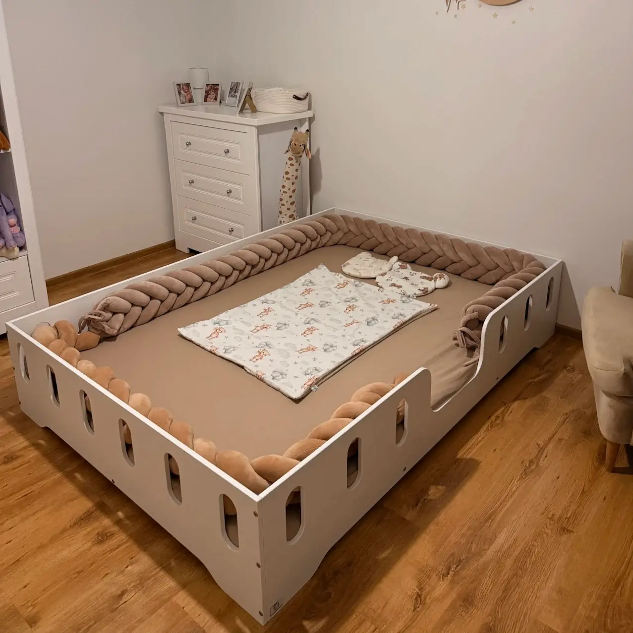 Einzelbett für Kinder mit Rausfallschutz und Lattenrost TILA 2 Montessori Holz Weiss