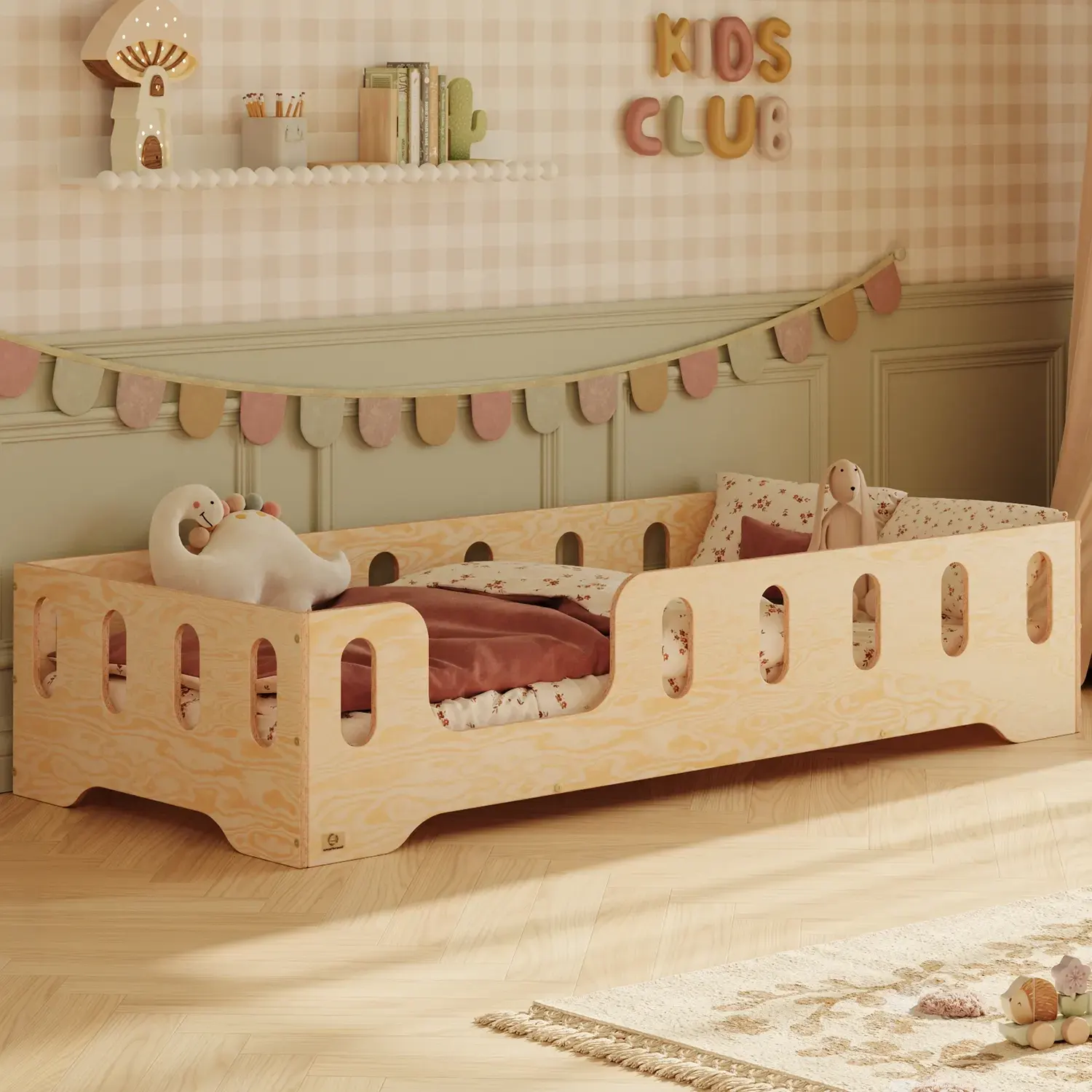 Niedriges Holz-Kinderbett TILA 2 in Naturholz mit Rausfallschutz und ovalen Aussparungen, Bettwäsche mit kleinen Blumen, Plüschdino und Hase im hellen Kinderzimmer.