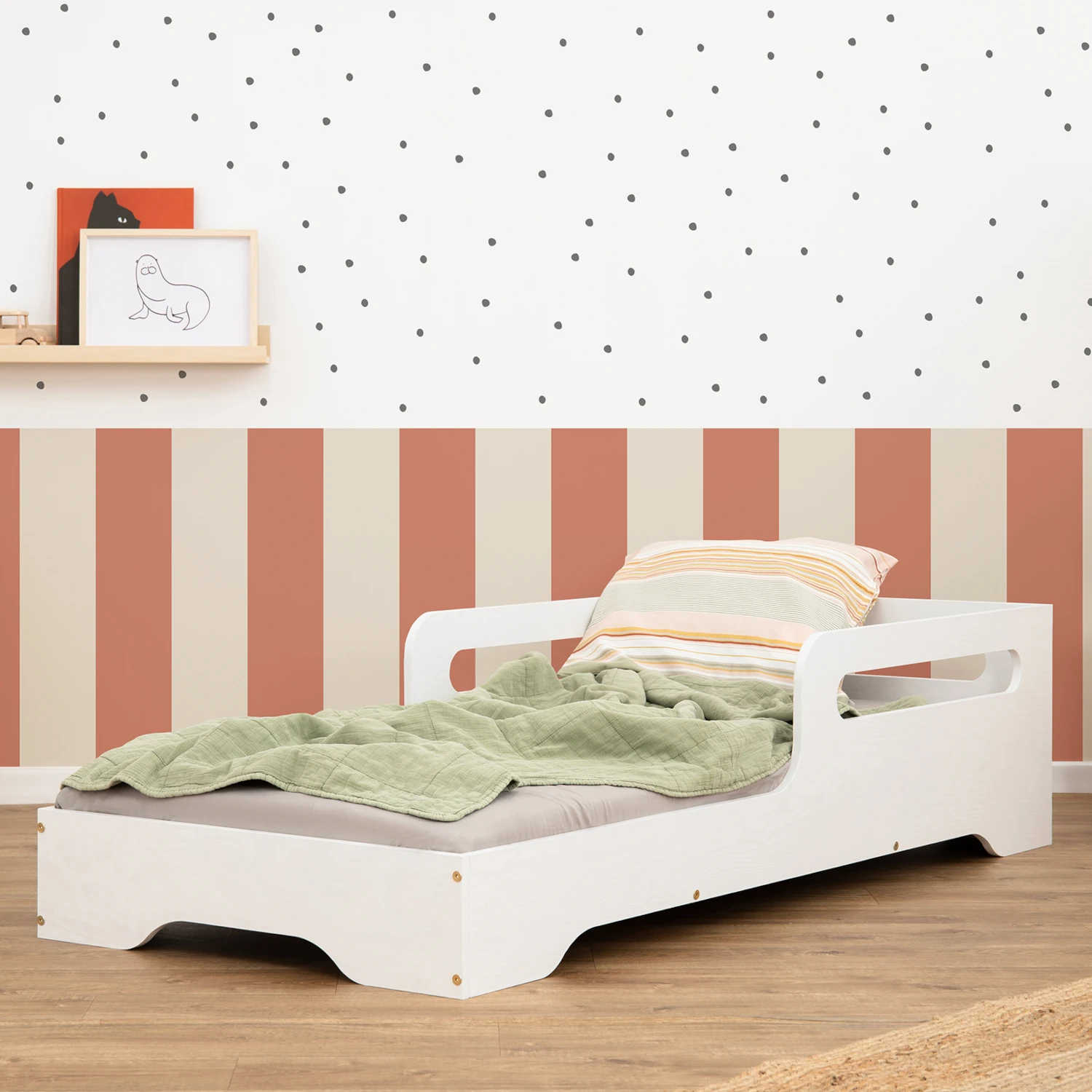 Einzelbett für Kinder mit Rausfallschutz und Lattenrost TILA 3 Montessori Holz Weiss