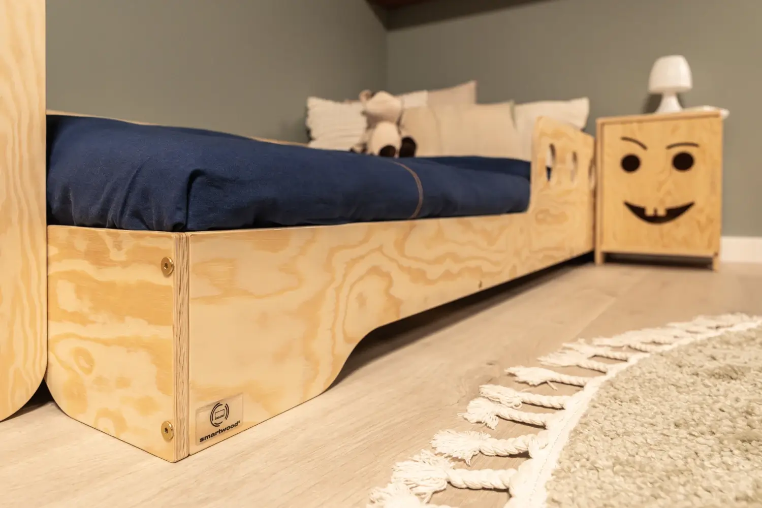 Einzelbett für Kinder mit Rausfallschutz und Lattenrost TILA 6C Montessori Holz
