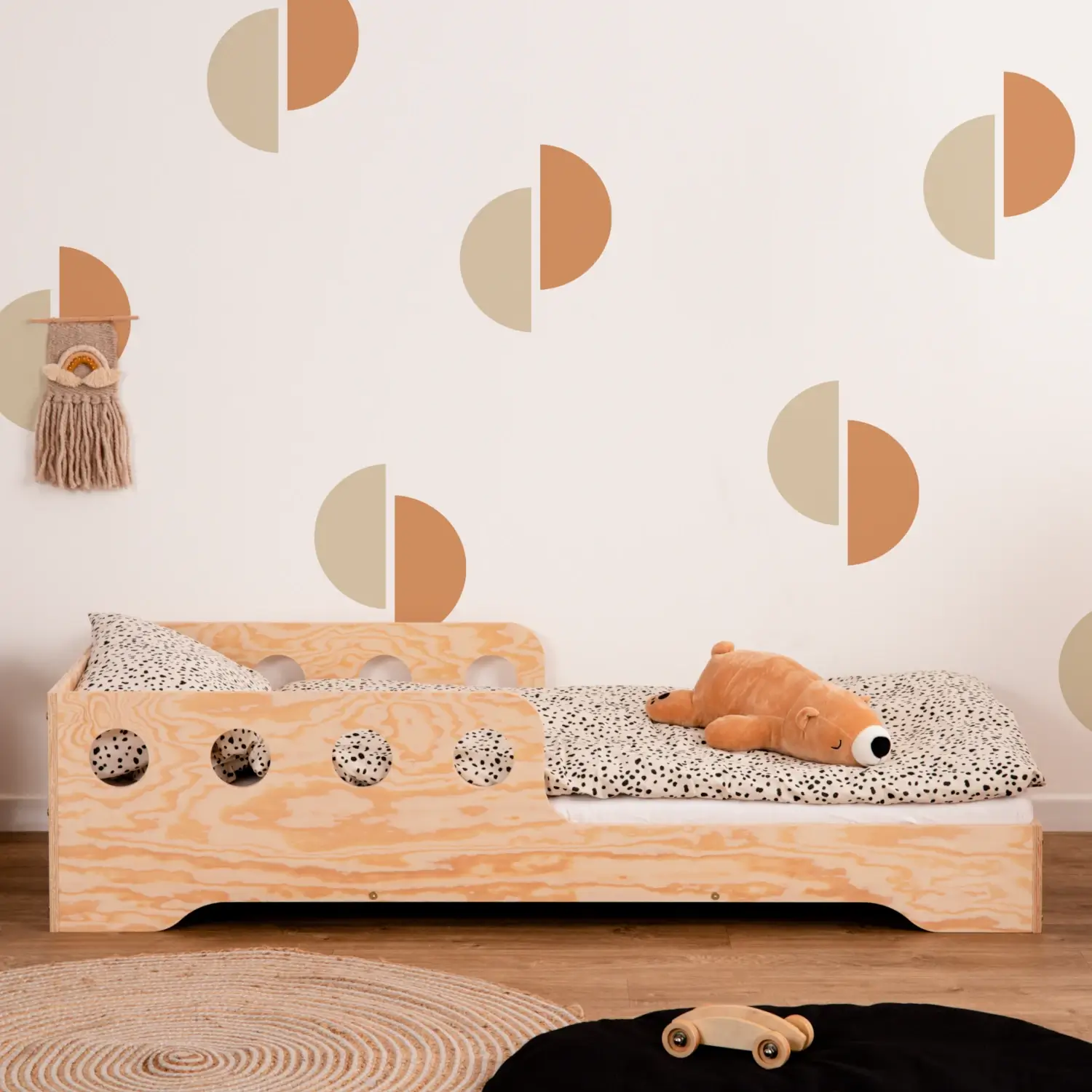 Einzelbett für Kinder mit Rausfallschutz und Lattenrost TILA 6C Montessori Holz
