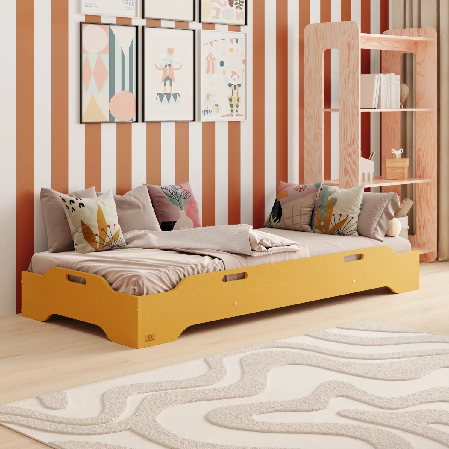 Lit enfant TILA 8 jaune moutarde avec barrières, petite fille jouant avec des cubes sur le tapis d'une chambre lumineuse.