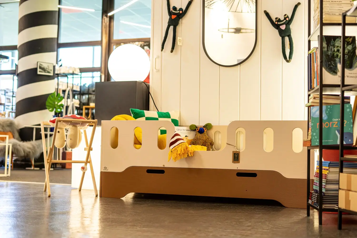 Bodenbett für Kinder mit Rausfallschutz und Lattenrost TILA 8 Montessori Holz Schokolade