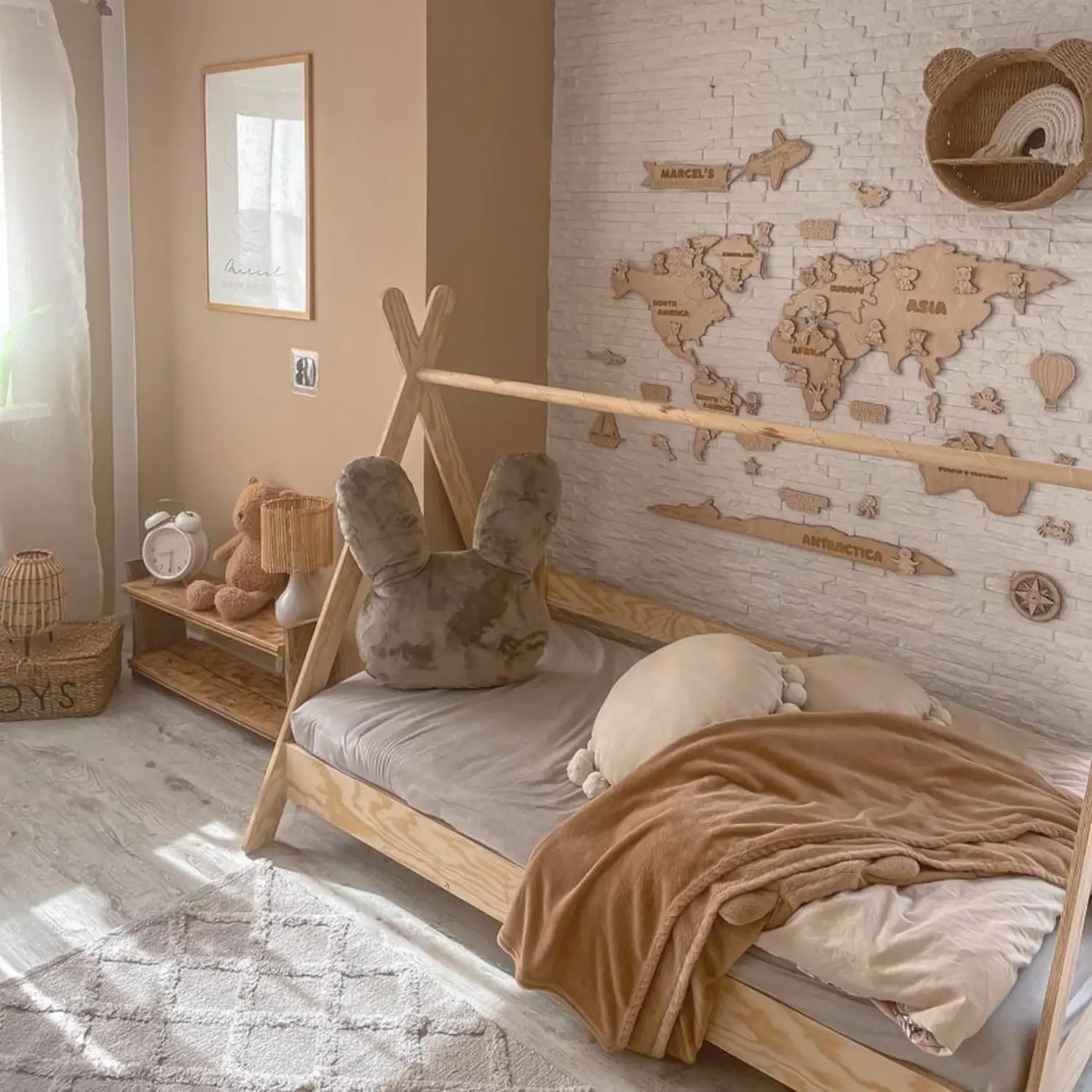 Hausbett für Kinder mit Rausfallschutz und Lattenrost TIPI Montessori Holz