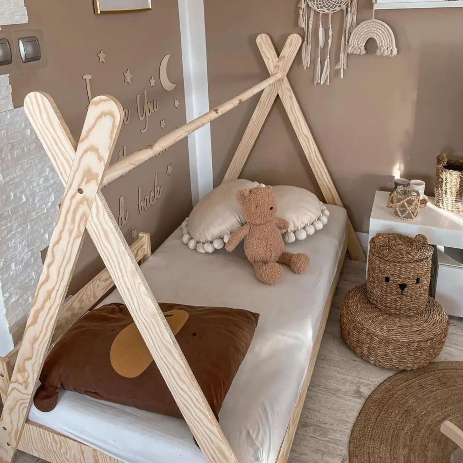 Hausbett für Kinder mit Rausfallschutz und Lattenrost TIPI Montessori Holz