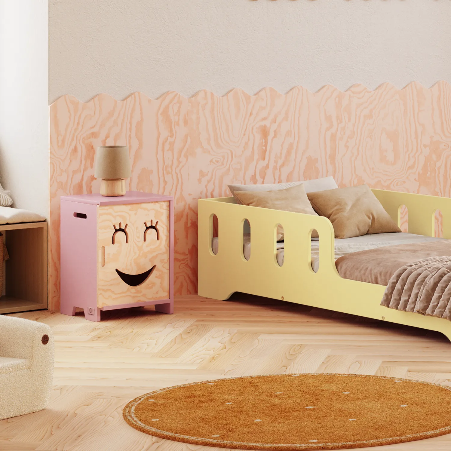 Ein Kinderzimmer in Pastelltönen mit dem Bett „TILA“ und dem Nachttisch „KAPI“