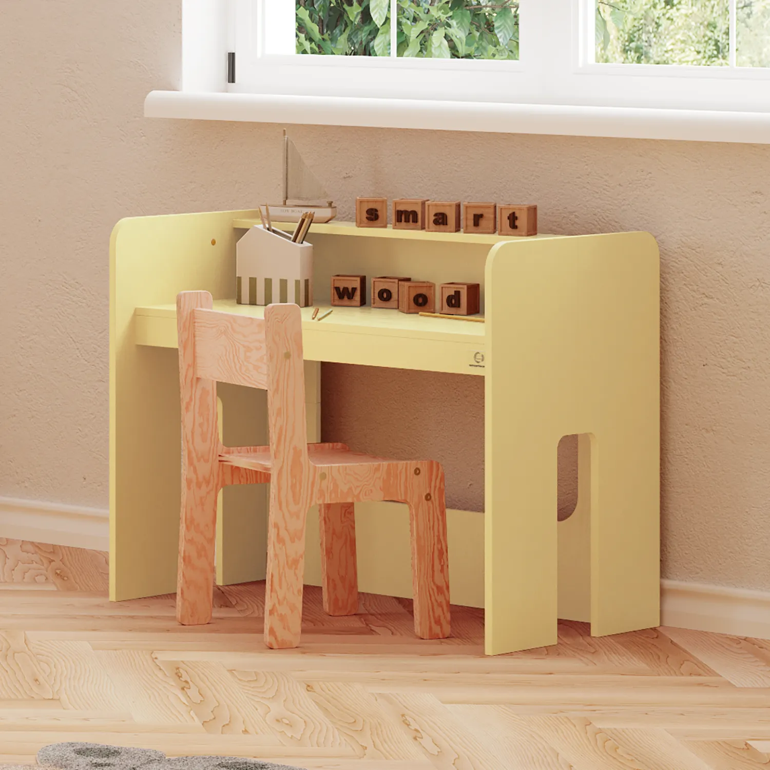 Der Schreibtisch MIMI BRK in der Farbe „Butter“ in der Einrichtung eines Kinderzimmers