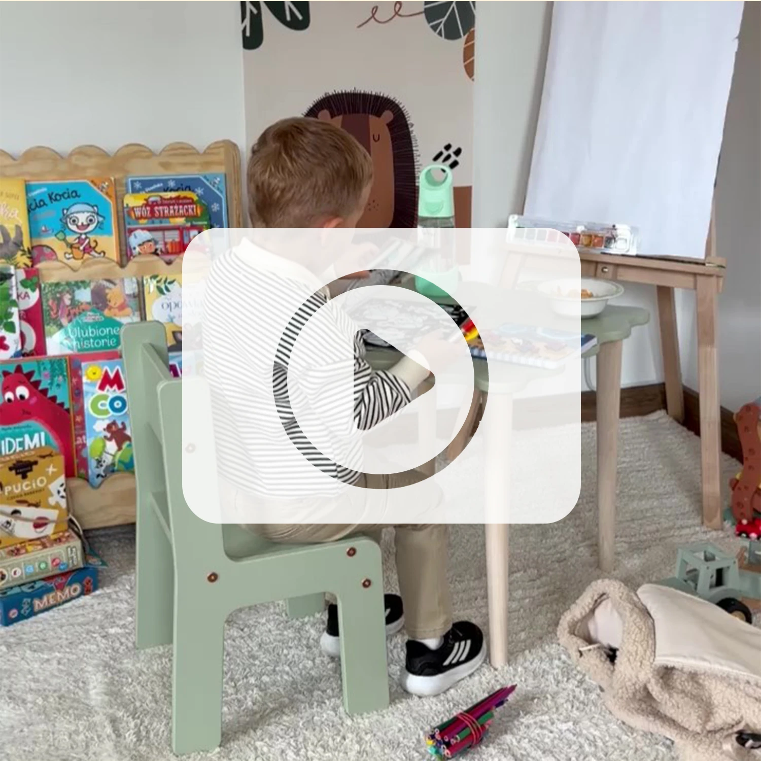 Ein Video, das das SET NALU TAB – einen Tisch und einen Stuhl – zeigt.