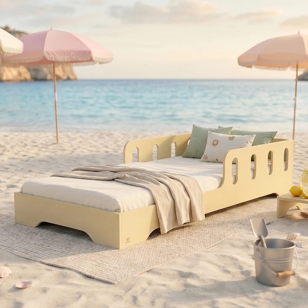 Ein Foto, das das Bett TILA 6 in der Farbe Butter am Strand zeigt