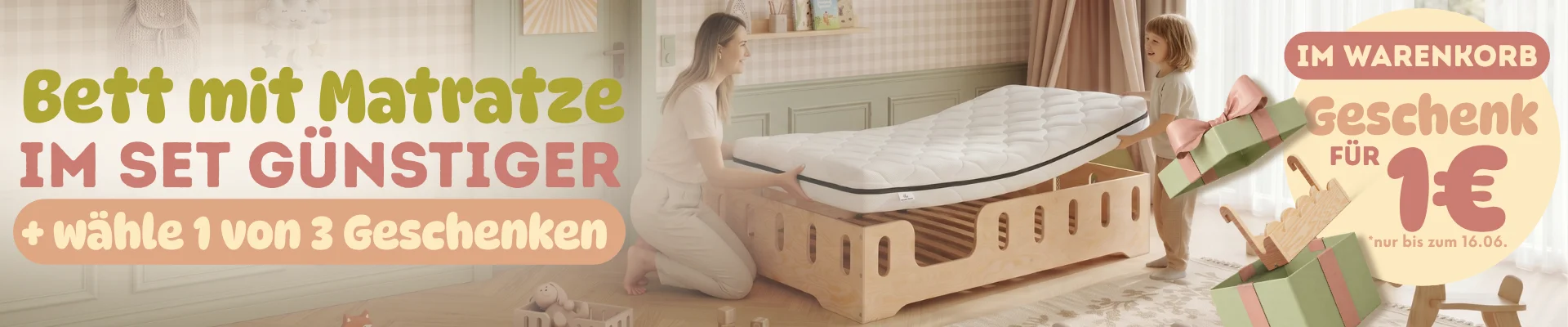 Mutter und Kind legen eine Matratze auf ein Kinderbett aus Holz von Smartwood; Werbegrafik für ein Set mit Matratze und Geschenken im Warenkorb